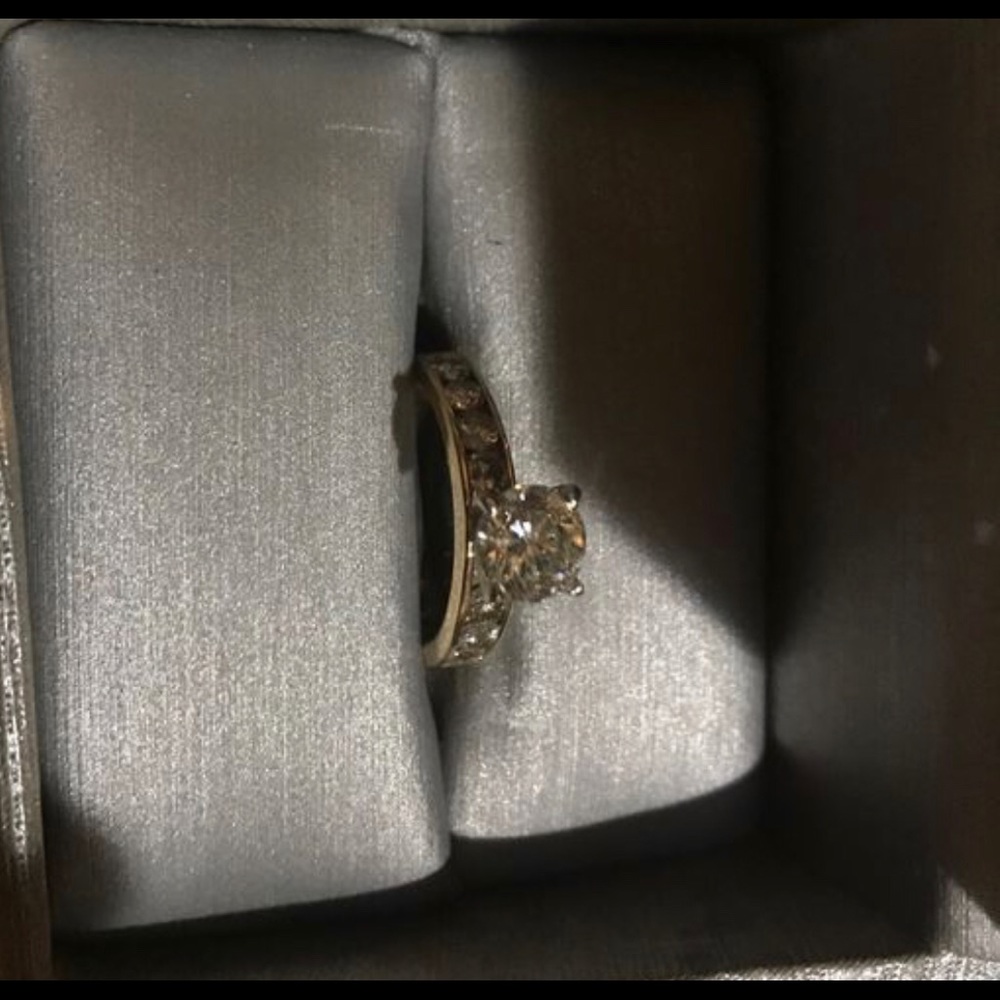 Engagement ring - Picture 2 of 3